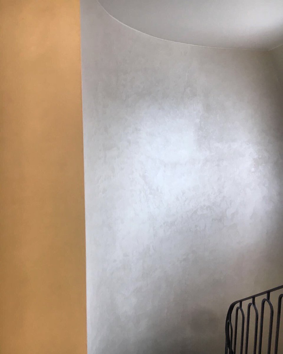 Soft metallic curved #staircase #InteriorDesign #polishedplaster #italianplaster #bespokewall #interiorarchitecture #Contractors #luxury