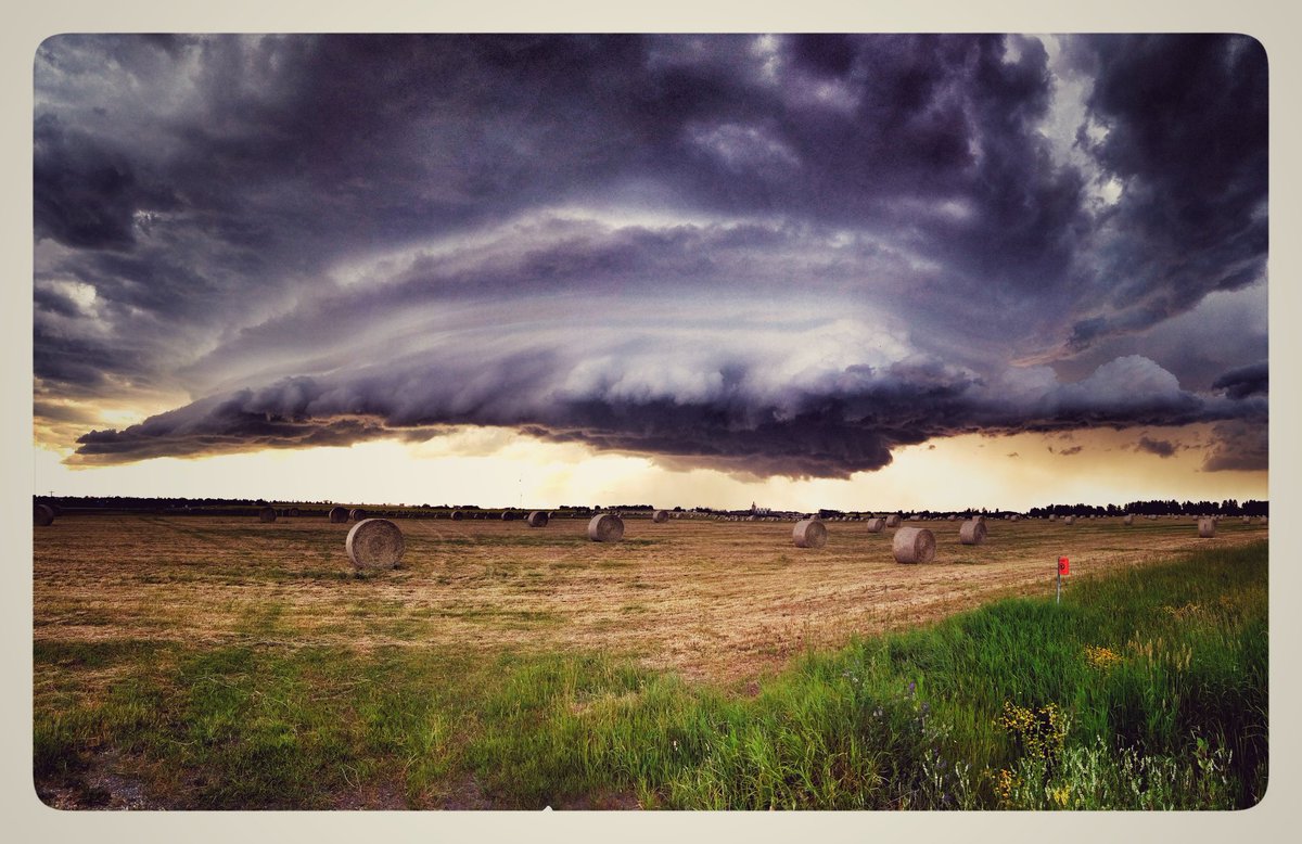 tweetsinpajamas's tweet photo. Olds #storm edit from yesterday. She was a beauty!! 😍 #abstorm #Celltastic #stormchasing https://t.co/GOed4C6Uio