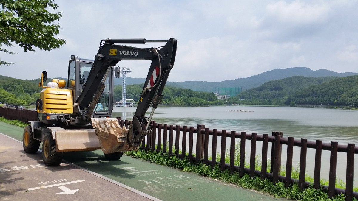 #성남시 공원과에서  율동공원  제방길의 어두운 곳에  공원등을 추가설치하고 있습니다..  보행에 불편을 드려죄송합니다  보다좋은 공원환경을 제공하겠습니다.