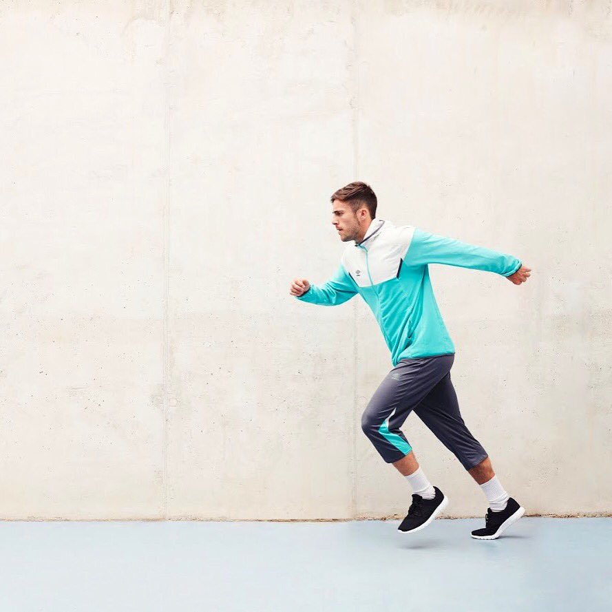 UmbroArgentina's tweet image. Que nada te detenga en tu camino al triunfo. Salí a entrenarte con #UmbroProTraining ⚽️💥⚽️🔥 #EquipoUmbro #Football #Futbol #Indumentaria