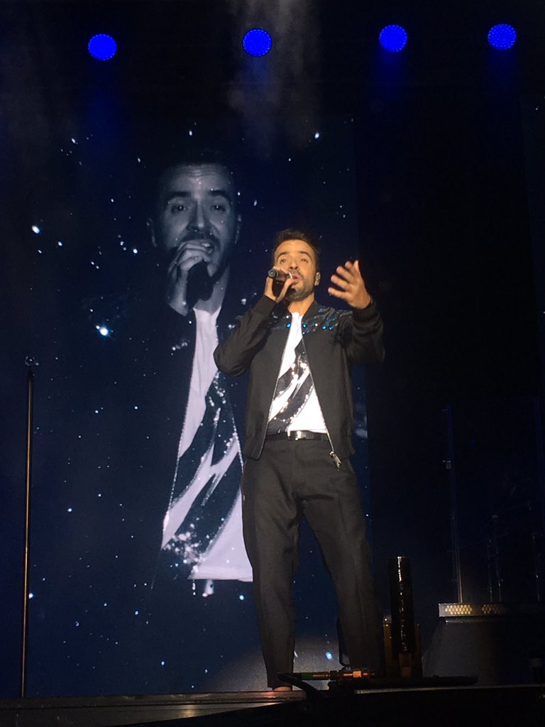 mapabre's tweet photo. @LuisFonsi bravo! gran concierto! El mejor regalo de cumple que me he hecho! Gracias!! 😍😍😍 💗#Despacito💗👏🏻👏🏻👏🏻 https://t.co/OJvx9vpgW7