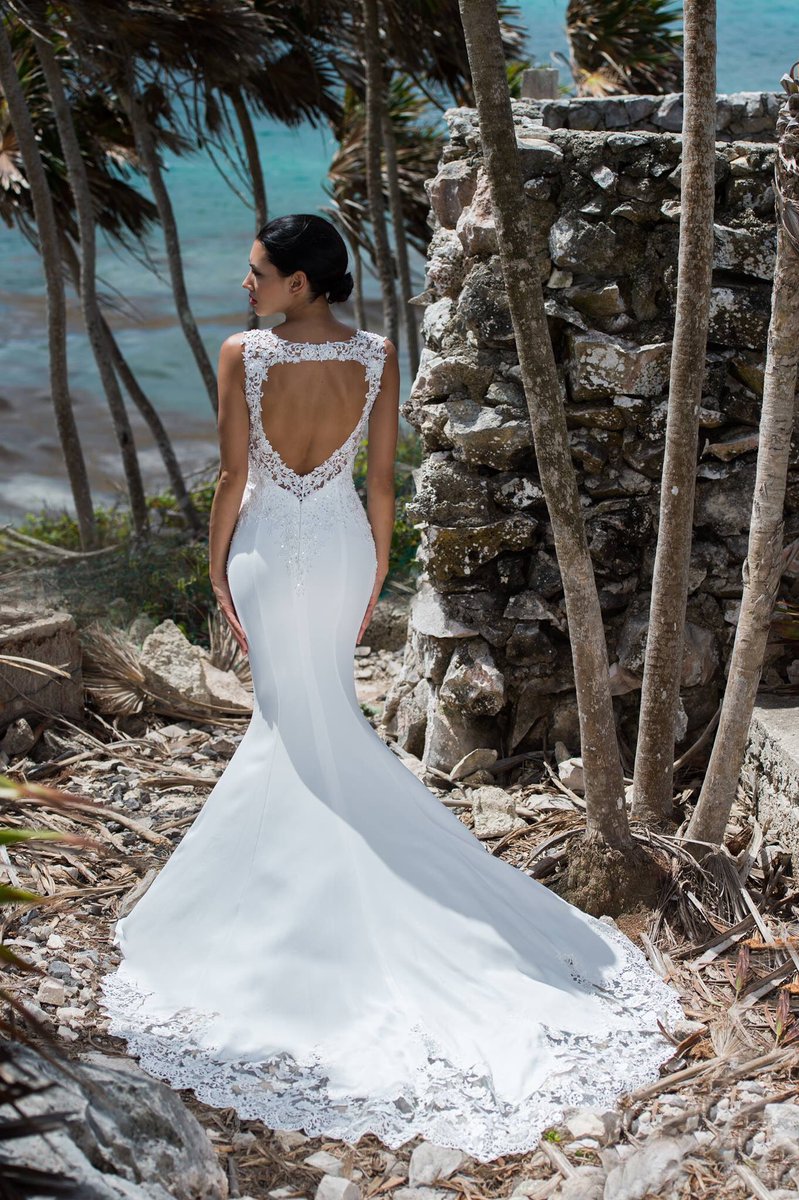 Look at the back of this!! Wowzer! #weddingdress cinderellascloset.ie