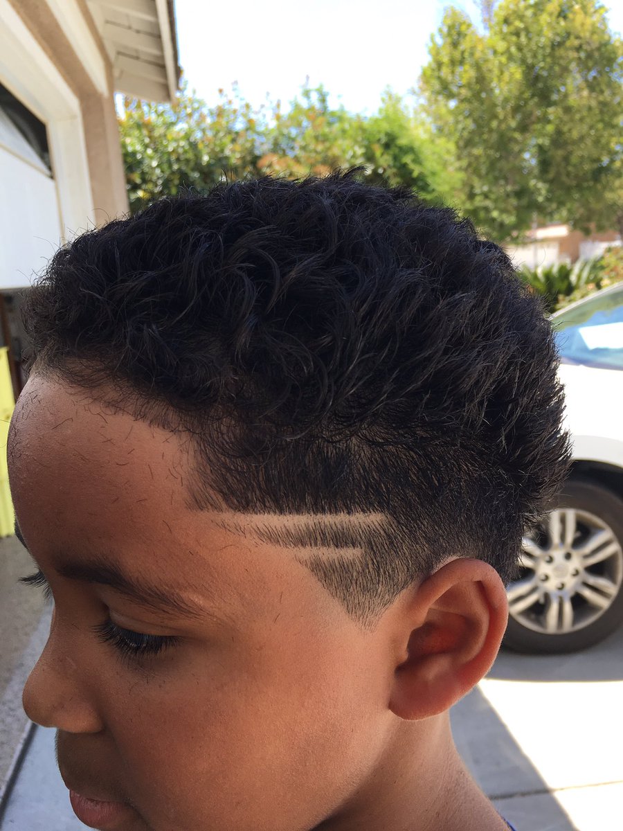 Erick_Fades's tweet photo. Taper action on my nephew!! #barberinthemaking #barber 💈😎 https://t.co/3lcqsKnLOQ