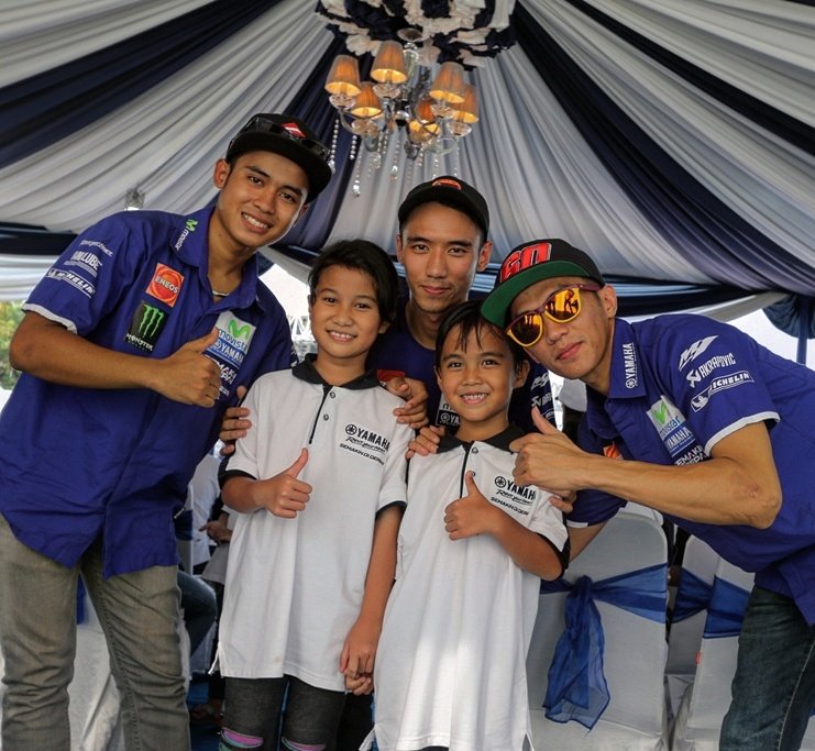 YamahaRacing_Id's tweet photo. Selamat pagi sobat YRI !
Coba tengok adik-adik kecil ini tahu rider Yamaha Racing Indonesia π.
#yamahappybirthday #yamaha62thn #yfd2017 https://t.co/KOH9okBZtp