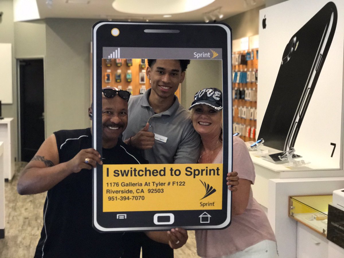 Customers leaving happy and making memories. #WorksForMe #JeroldFromSprint
