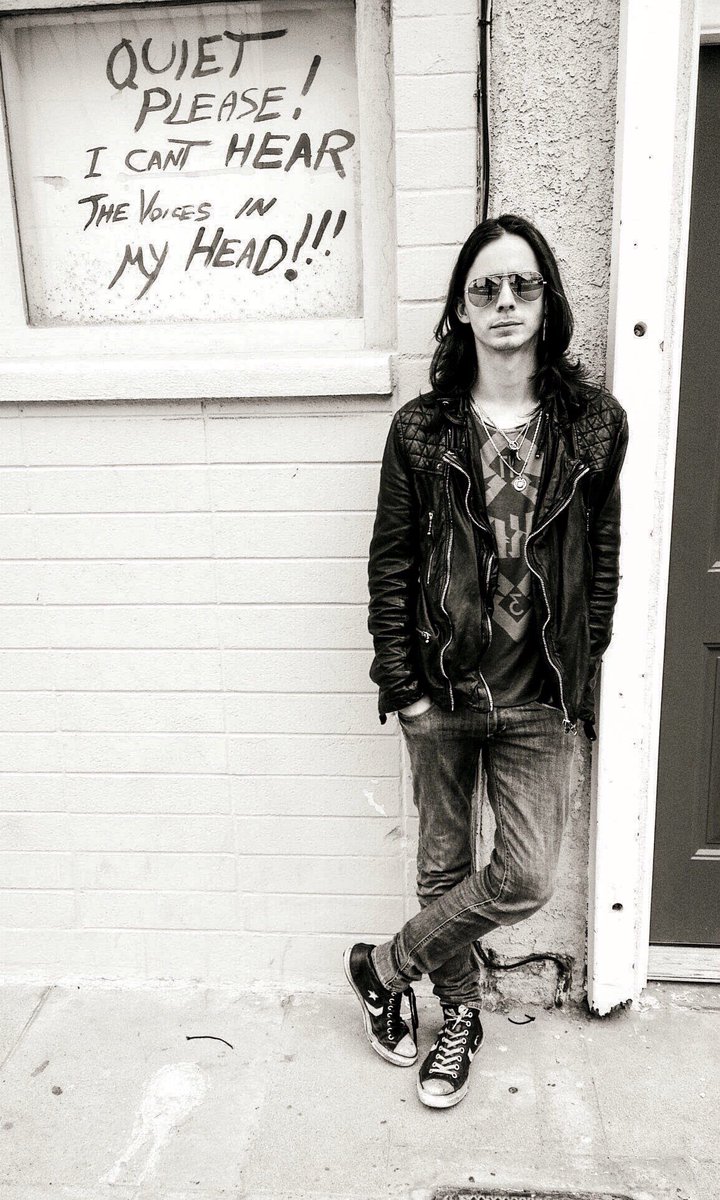 SidGlover's tweet photo. #tbt #hermosabeach I've lost every piece of clothing and jewellery in this photo. #filthyempire https://t.co/bcOakh7qcF