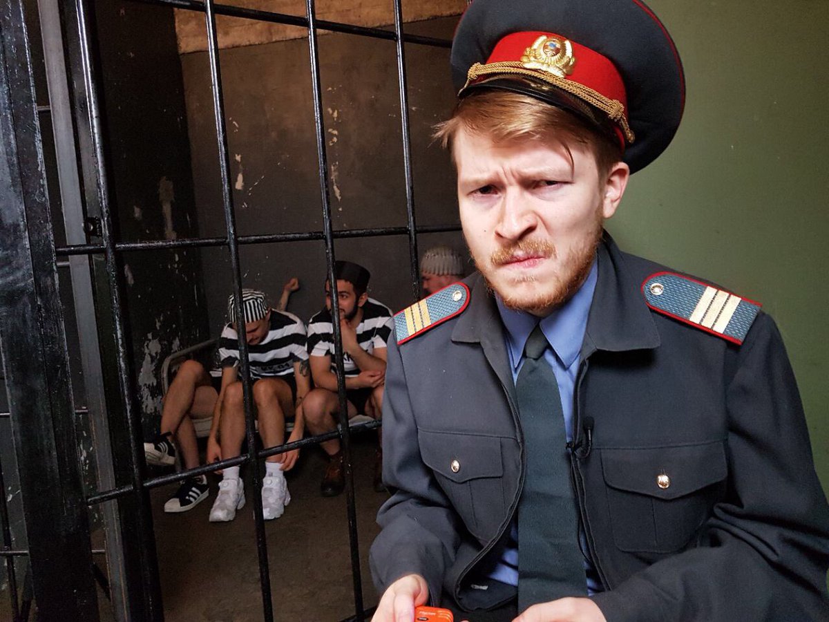 полицейский гопник. стану ментом. был кент стал мент футболка. менты нам не кенты. сегодня кент а завтра мент заводной апельсин.