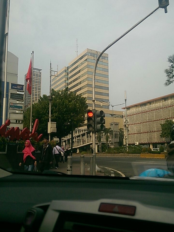 Ga berubah2 nih. Perbandingan lampu merah 2 menit dan lampu hijau 20 detik.. ga adil dan bikin macet <a href="/TMCPoldaMetro/">TMC Polda Metro Jaya</a>