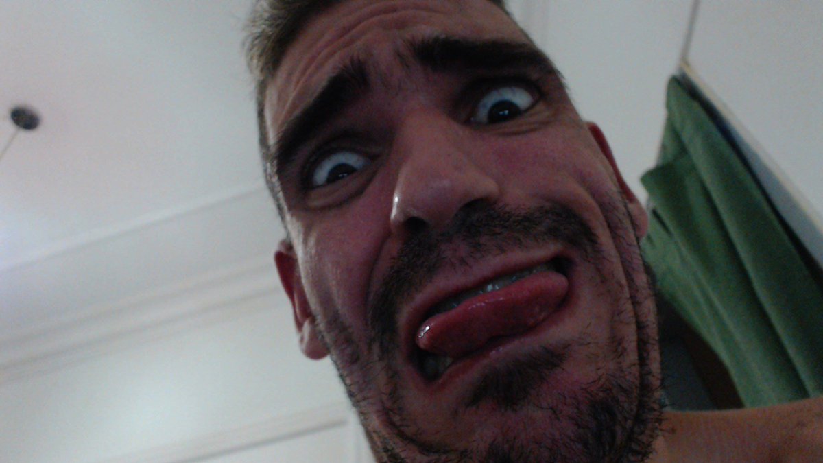 Buenas noches wachufleibos!!! good night in the oscuridad my eye oh yeah beby oh yeah sexy papi o yeah ya me voy que estoy mal de la cabeza😂