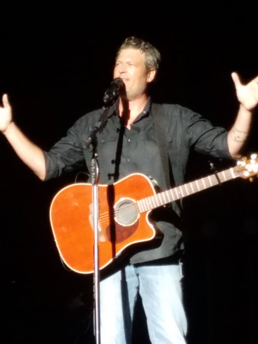 SusanTFor's tweet photo. I truly hope every one of you gets the chance to go to a @blakeshelton concert 🎶🤠❤
#magic https://t.co/I3fGULAAR7