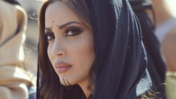 أجر خطي بسواد كحل عيونك 
ياللي من بياضها ضوى لونك 
كنهن محاجر المها ربشه جنونك 
يلفتن الناظر سهوم بالقلب ويا عونك 

#بقلمي_ارتجالي