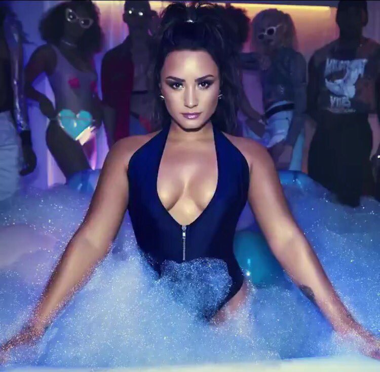 _dinasalah's tweet photo. I KNOW HOW BAD IT MUST HURT TO SEE ME LIKE THIS BUT IT GETS WORSE #BuySorryNotSorryOniTunes #SORRYNOTSORRYMIDNIGHT https://t.co/iwzeWkbY1a