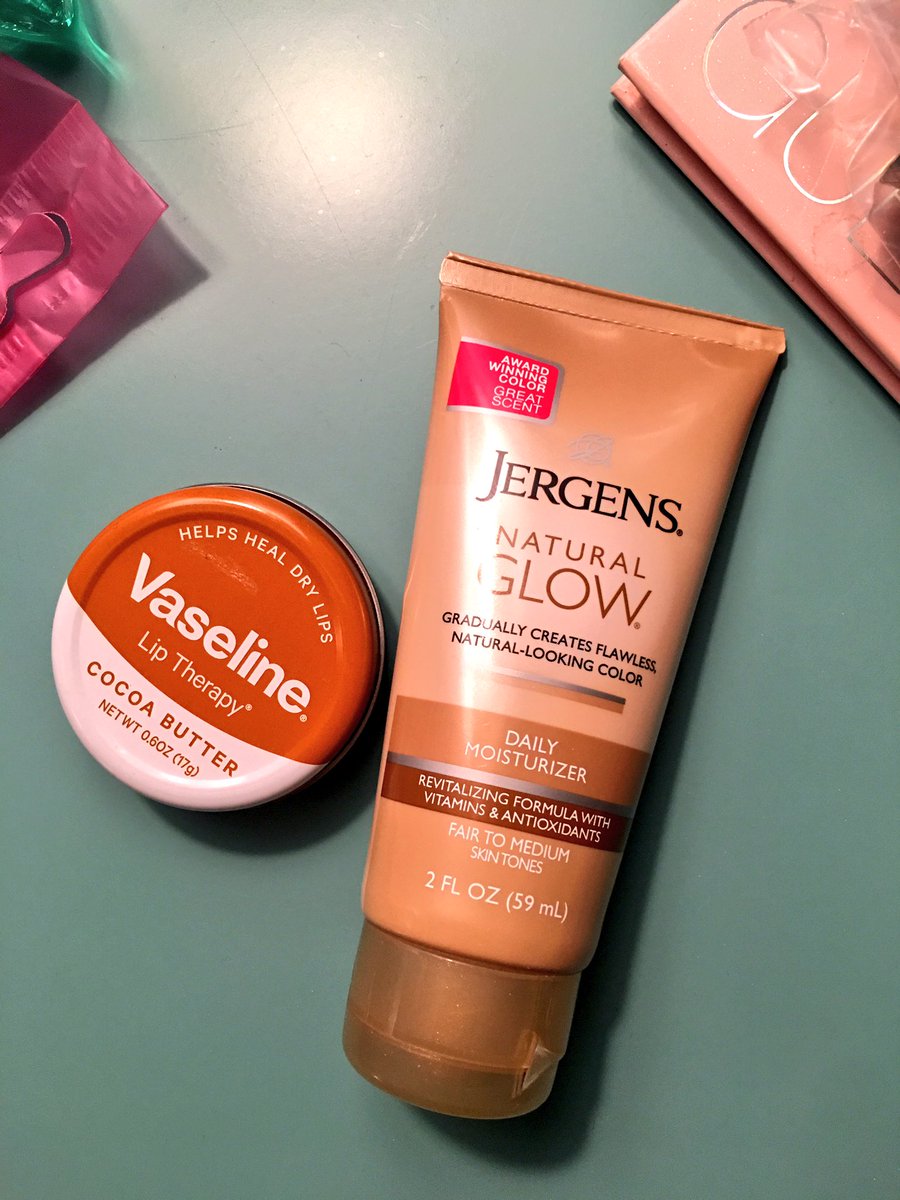 victoria1743's tweet photo. Vacation essentials #postbeach ❣️🌅🌰 https://t.co/fXYyXbVMwX