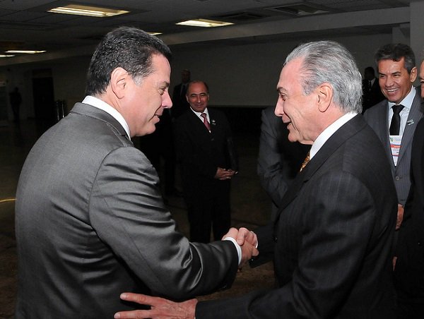 Dependente de verbas federais, Marconi é o único a defender Temer - via <a href="/goiasreal/">Goias Real</a> goiasreal.com.br/noticia/6272/d…