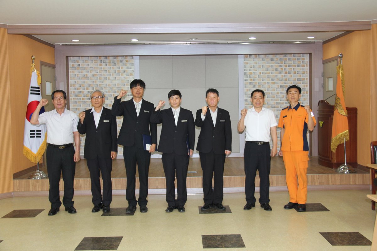 김천소방서는 11일 3층 회의실에서 경상북도 소방본부 주관 2017년 소방장비 조작능력평가 유공자에 대한 표창을 수여하였습니다. 영예의 수상자는 다수119안전센터 소방장 김정연, 지례119안전센터 소방교 김재걸 대원입니다.