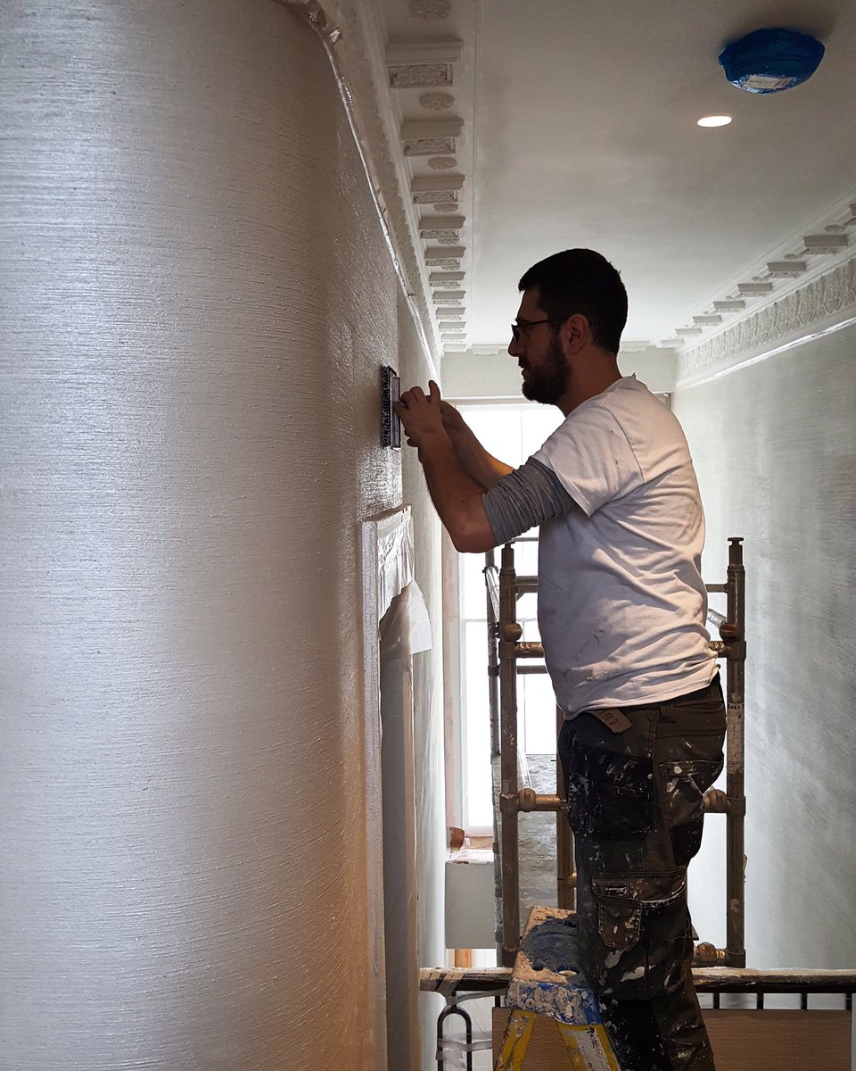 Steady hands required for horizontal strie style finish to #stairwell #polishedplaster #italianplaster #bespokewall #interiordesign #london