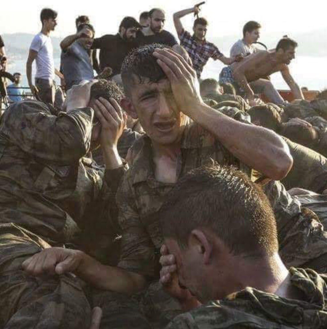 drmehmet_goker's tweet photo. Bu ana kuzularını linç edenleri,FETÖ nün siyasi ayağını bulmadan, 15 Temmuz anması yapmak siyasi şovdan başka bir şey değildir https://t.co/XZ2I2efX4T