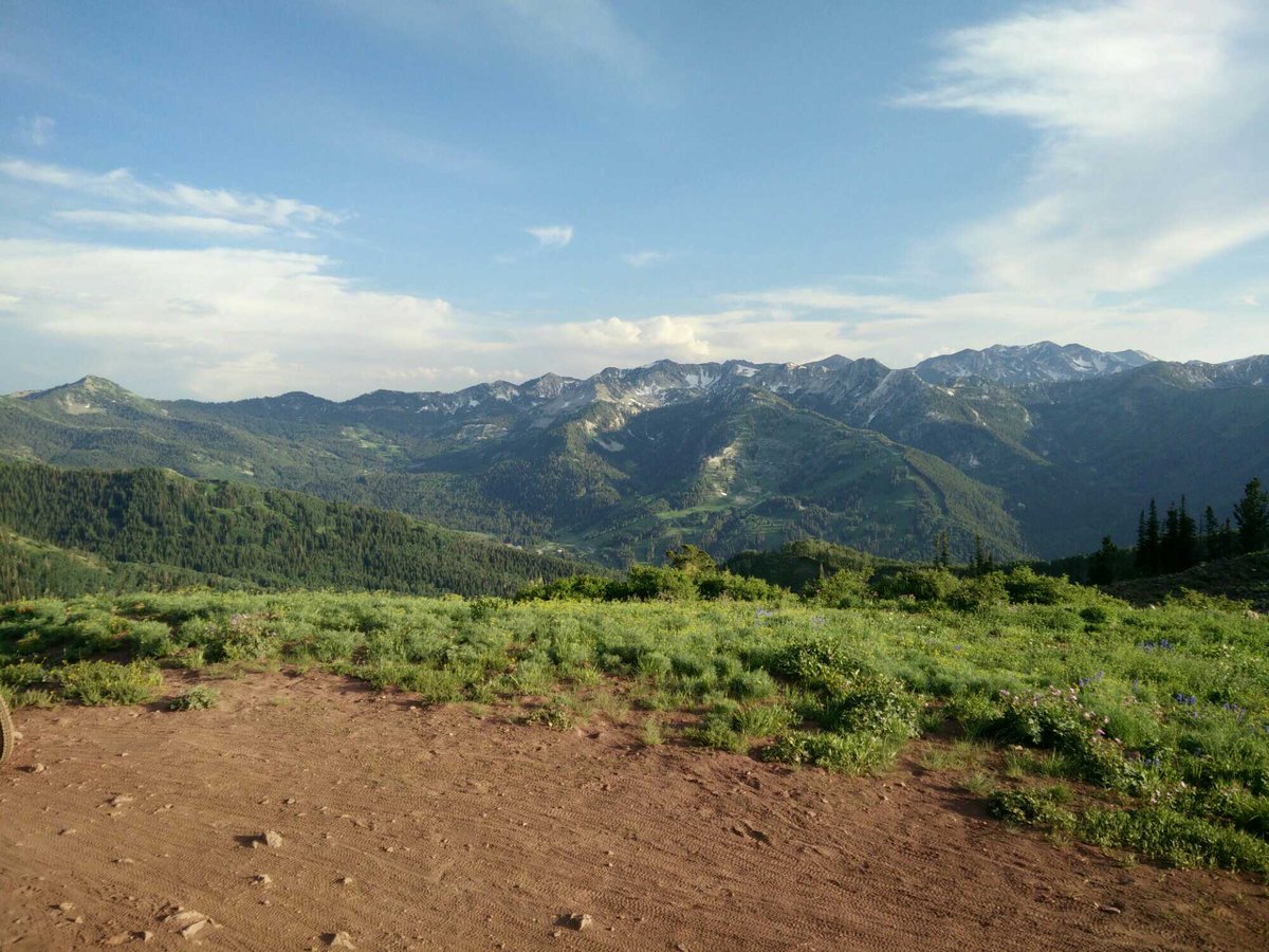 bw_simmons's tweet photo. My view from my ride tonight. #WasatchCrest was a real ripper. https://t.co/AeQxS6B9zJ