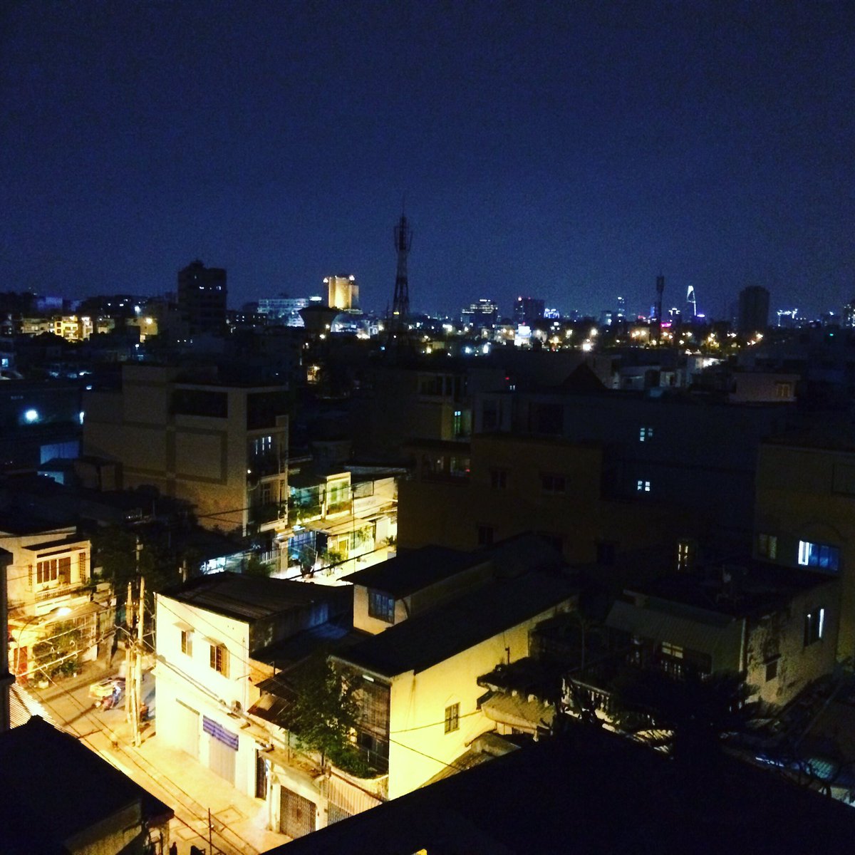 trannancy88's tweet photo. Đêm sài gòn #saigon #city #alonetime #Usa #cry #vietnamgirl #vietnamese https://t.co/MuxrlWm94h