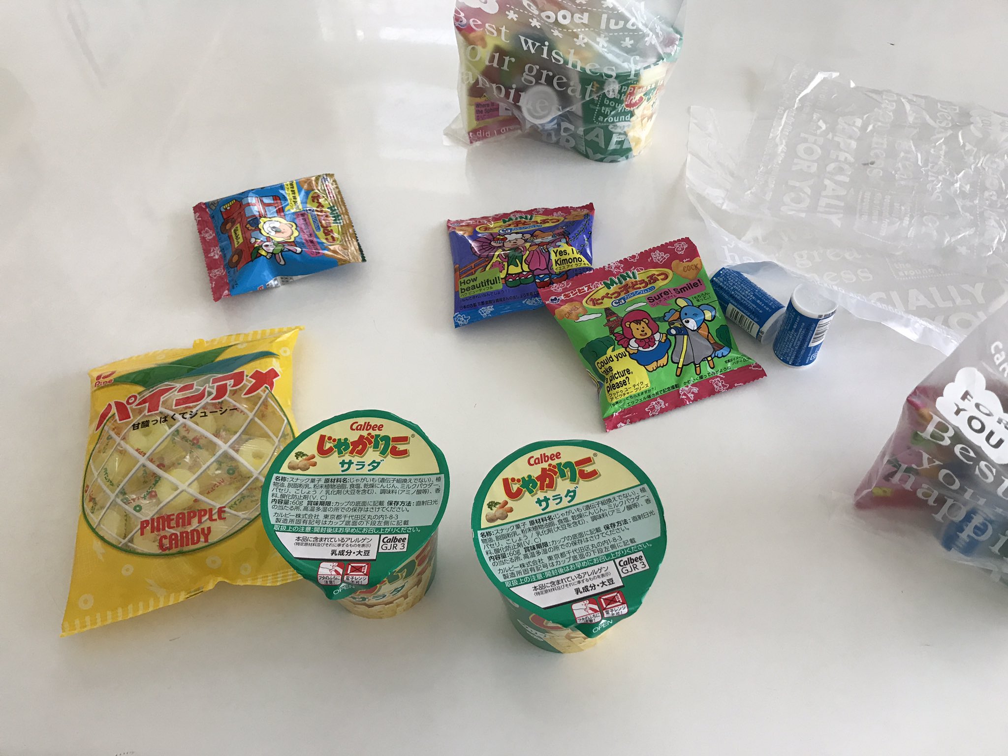 きのこ ぴとみん 低浮上 週末出かけるのに 子ども用のおやつをつめとる じゃがりこってね よく噛むおやつだから必須 多分ね お菓子の中でも腹持ちいい方で エマージェンシー食品になると思うんだ だから遠出の時は 必ず積んでいく乾きモン
