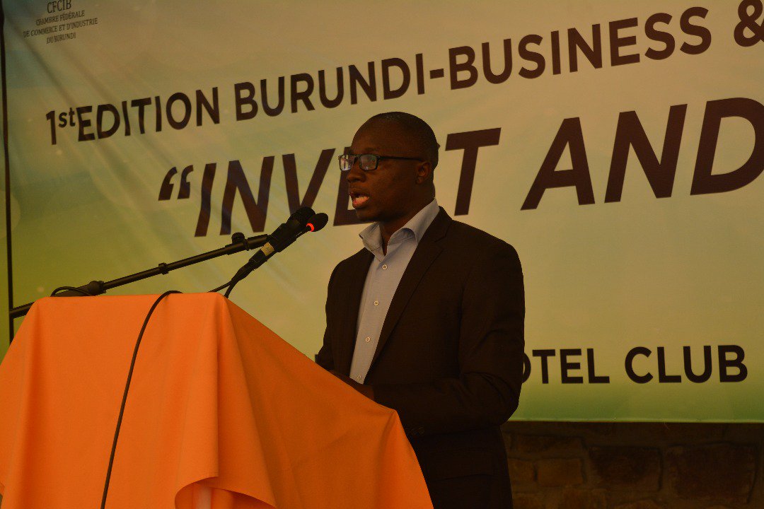 Ikiriho's tweet photo. #Burundi #Invest_Lead2017 @HakizaAdalbert, Directeur Exécutif de la Chambre Sectorielle d' Arts & Artisanat #CHASAA présente son institution https://t.co/hXXWdTpBub