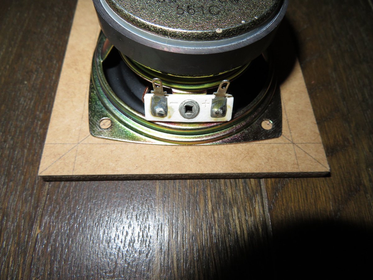 モーリス ４ F77g98 6の場合 通常のマウントなら穴径は76mmでピッタリですがリアマウントの場合はもう1mm位小さくてもいいかもしれません いずれにせよ バッフル板に対角線を引き スピーカー取付穴の全てでその線が均等に見えれば位置合わせokです