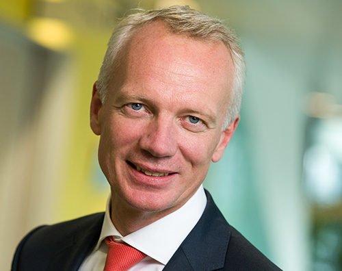 Folkert Pama (ASR) wil af van pensioenverlamming: ‘Wie hypotheek kan afsluiten, kan ook z’n pensioen regelen’:… dlvr.it/PTkPtH