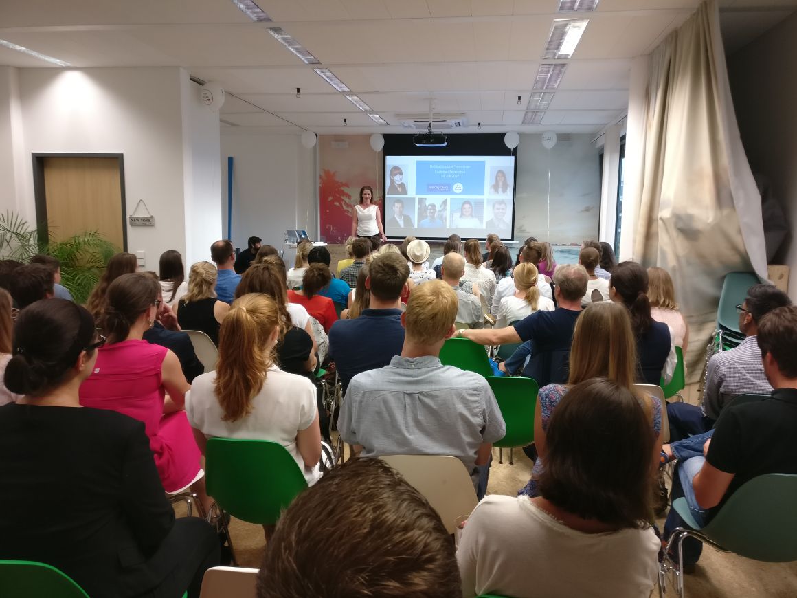 HolidayCheckGrp's tweet photo. Gestern wurde beim @DoWorkYouLove_ Event fleißig Networking betrieben und viel gelacht! #urlaubkönnteichechtberuflichmachen #holidaycheck https://t.co/pLKcWUonEE