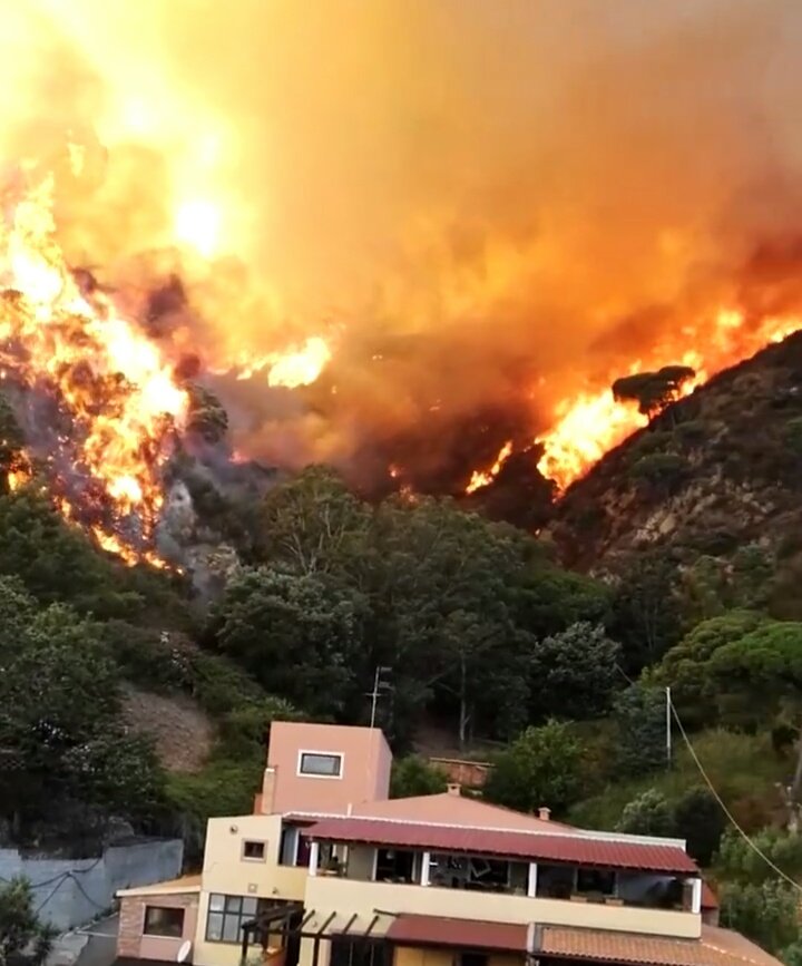 La situazione è davvero grave,
le fiamme altissime, un vero
e proprio inferno sulla terra.
La mia città ha bisogno di aiuto.
#Messinabrucia