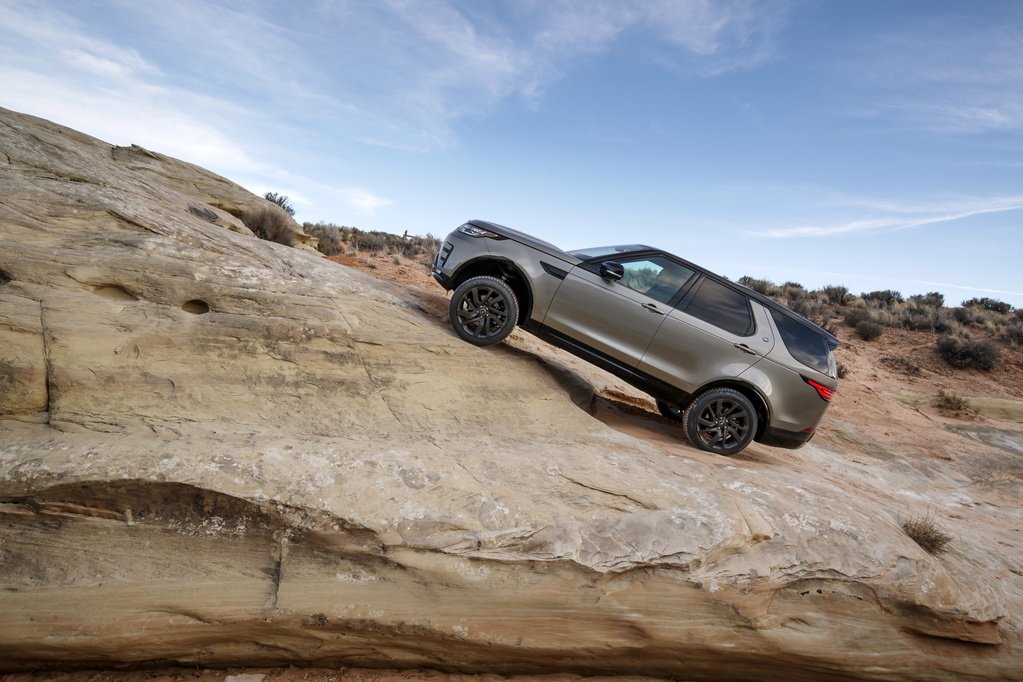 You can unlock your #NewDiscovery remotely thanks to a smartphone app, as well as set your heating &amp; see temp at arrival destination #Smart