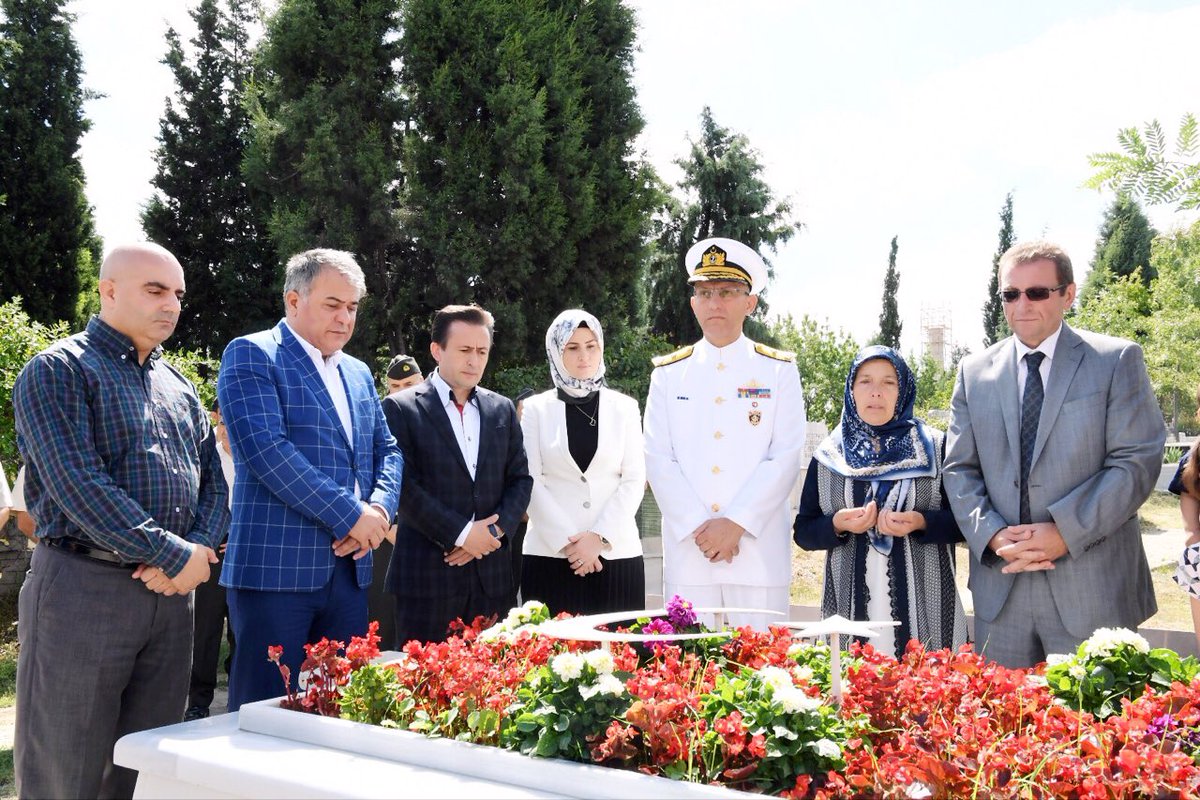 DeryaBacac's tweet photo. Şehidimiz Ertan Bayraktar'ın ailesiyle birlikte Sn.Kaymakamımız,Komutanımız,Belediye Bşknmz,İlçe Bşknmzla mezarlığını ziyaret edip,dua ettik https://t.co/fFP8UwIpq2