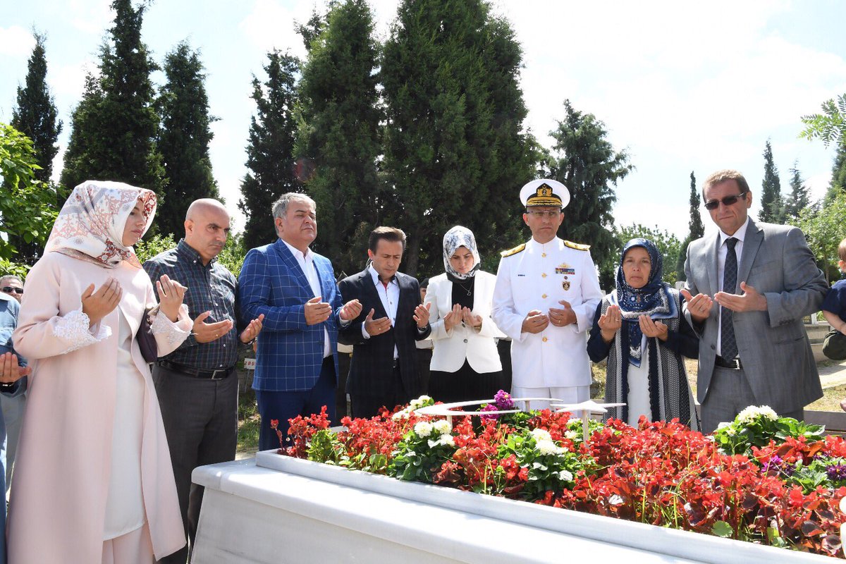 DeryaBacac's tweet photo. Şehidimiz Ertan Bayraktar'ın ailesiyle birlikte Sn.Kaymakamımız,Komutanımız,Belediye Bşknmz,İlçe Bşknmzla mezarlığını ziyaret edip,dua ettik https://t.co/fFP8UwIpq2