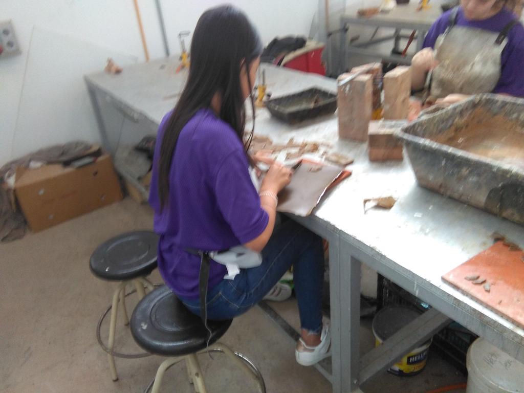 CienciaULL's tweet photo. Guaaaa! Hoy l@s chic@s del #CCT Canarias_2017 de #ArtyHum creando proyecto en el Taller de Fundición de @CanalULL https://t.co/QW9EQxbHLx