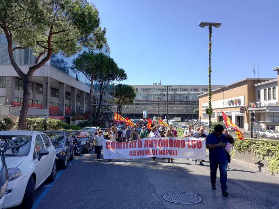 Iskra_Aversa's tweet photo. Un corteo compatto tra lavoratori, disoccupati e occupanti case sfila per le strade di #napoli  per chiedere contratti e salario diretto https://t.co/NYnSxx7JBY