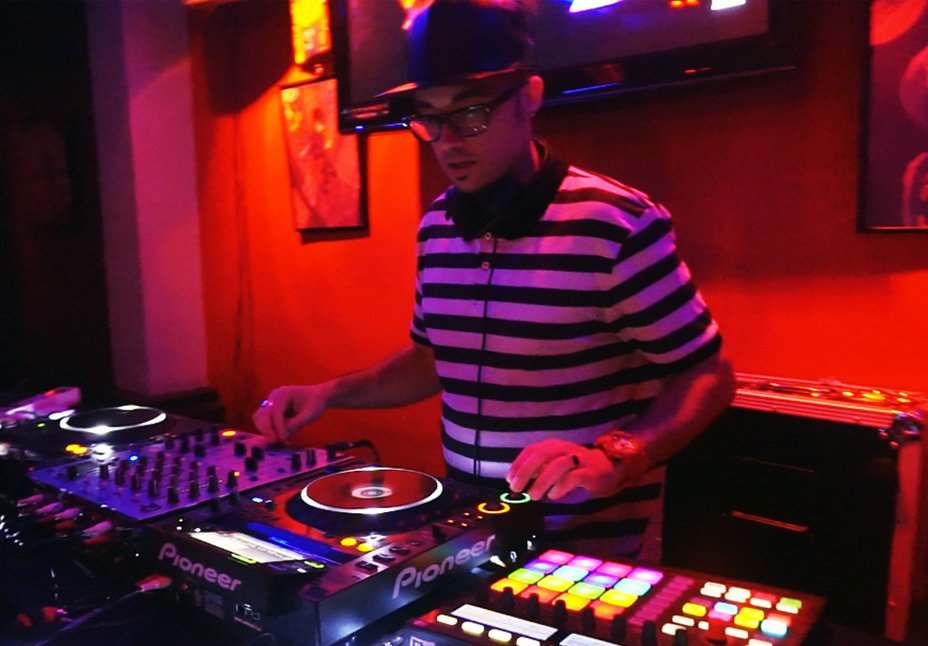 DjFREAZER's tweet photo. El Sábado pasado lo pasamos en GRANDE en @ColosseoBar !!
Gracias al público y al Staff por un trato de 10.
#Villena #ColosseoBar #party https://t.co/BNpnYXLBJ1