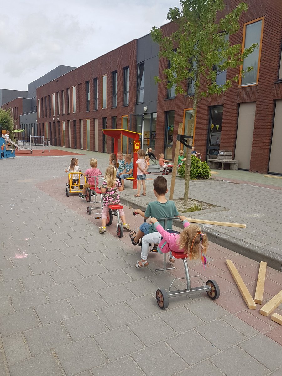 File bij de nieuwe bushalte. #Afscheidscadeau juf Elize en juf Marjan