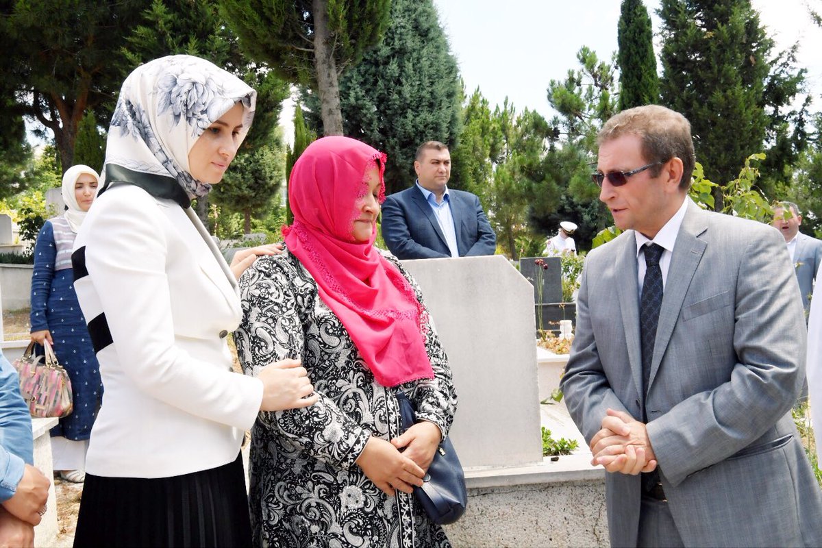 DeryaBacac's tweet photo. Şehidimiz Göktaş Mustafanın ailesiyle beraber Sn.Kaymakamımız,Komutanımız,Belediye Bşknmz,İlçe Bşknmz birlikte kabrini ziyaret edip,dua ettk https://t.co/seflkEQJp9