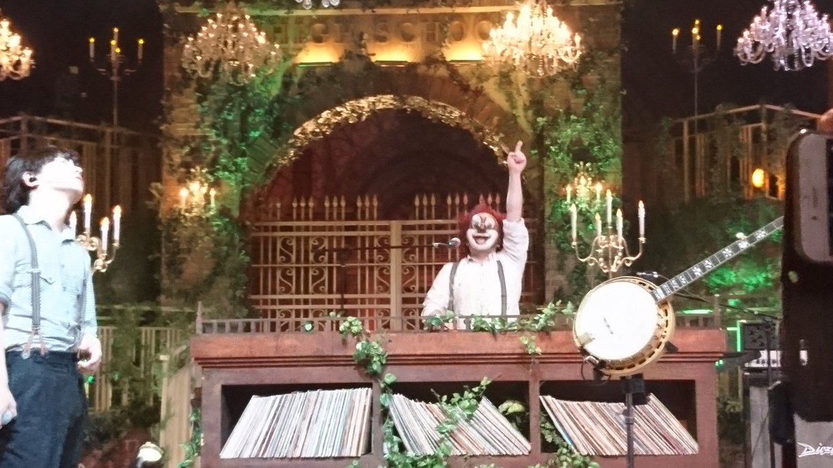 planendtayaka's tweet photo. 最高の一言に尽きる
整理番号155で無理かなって思ったけどまさかの前から3列目だし、アンコールドラゴンナイトで写真OKだしNHK最高かっ

#SONGSセカオワ https://t.co/RbE5eZa7i0