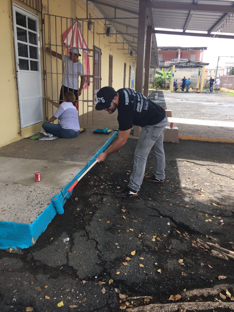 LcdoRCP's tweet photo. El equipo del @DDECPR trabajando en el proyecto #RenuevaTuEscuela Esc. Paula Mojica de #Caguas #NuevoGobierno #Back2School https://t.co/WS9PKLNEcE