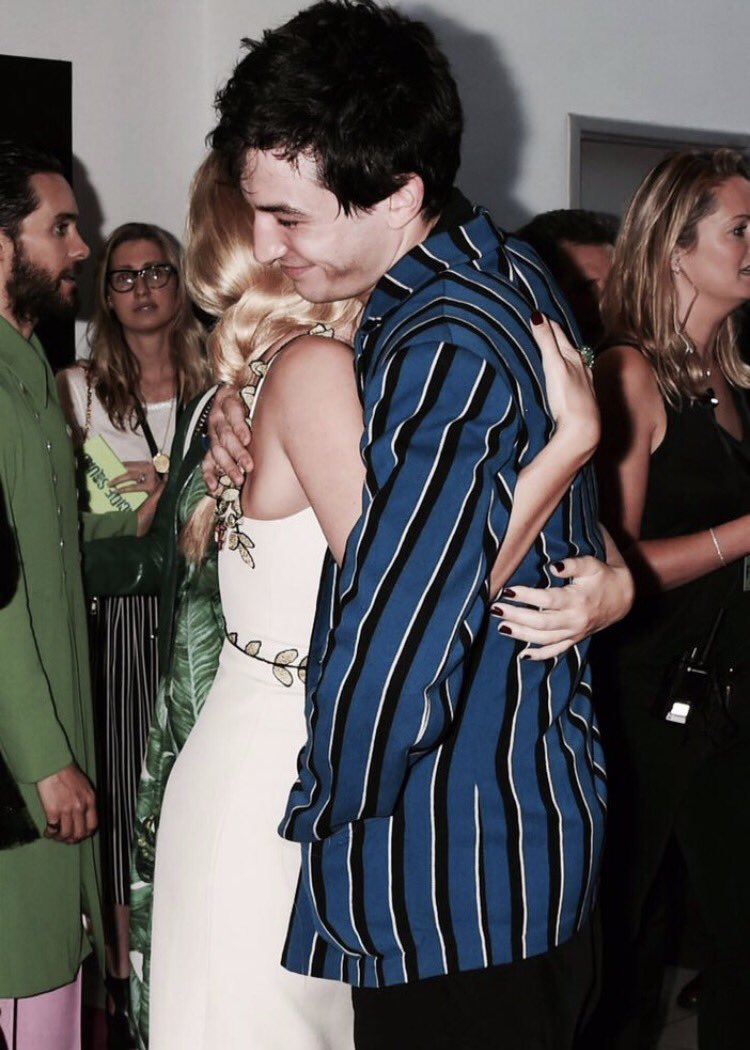 best of margot på Twitter: "Margot Robbie &amp; Ezra Miller hugging, (2016). on canvas, artist unknown. https://t.co/v3ct96p3hW" / Twitter