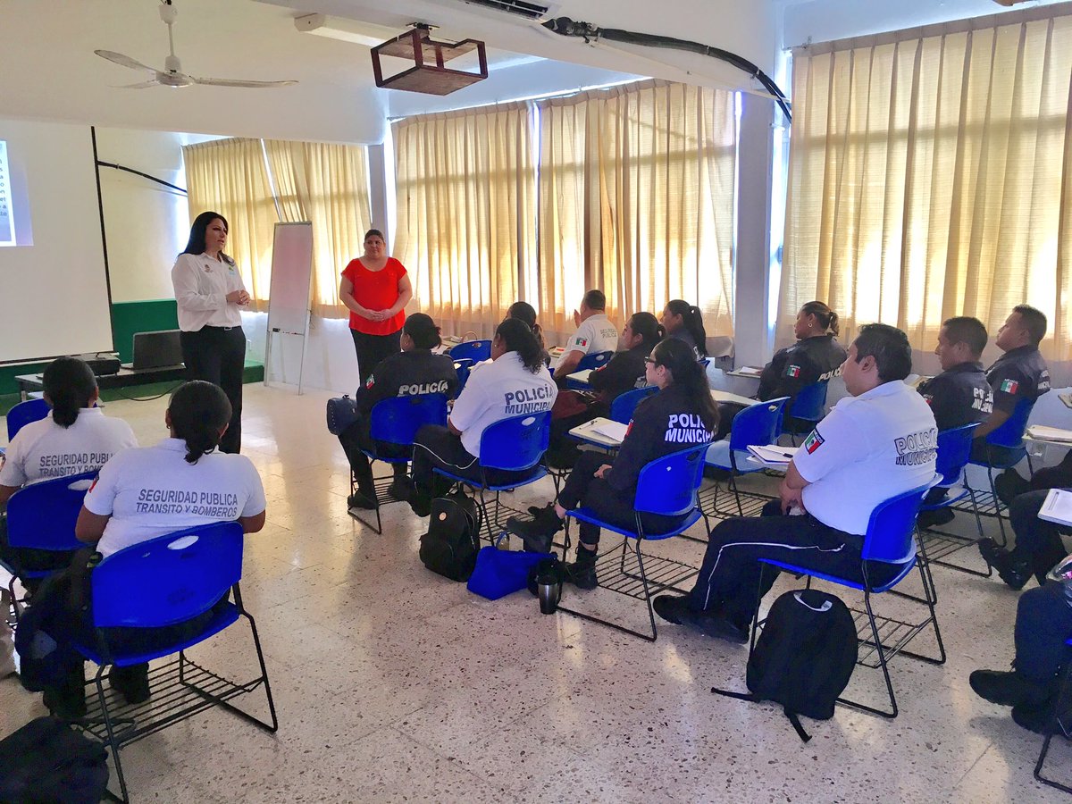 Durante curso de seguimiento a los #GEAVIG @SSP_QROO <a href="/RdelAngelC/">Rodolfo del Ángel</a> <a href="/CarlosJoaquin/">Carlos Joaquín</a> mejor atención a víctimas de violencia. #HayCambio
