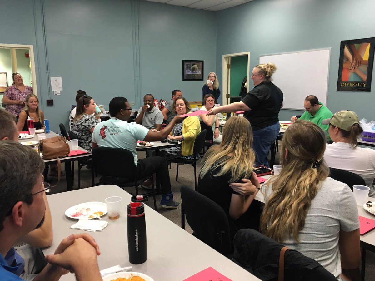 ASAdvising's tweet photo. We also give out #UofLOrientation superlatives! Like "Most Enthusiastic" or "Best at Making CHEM Labs Work with a Schedule!" #ASAdvising https://t.co/LP5px1FSaV