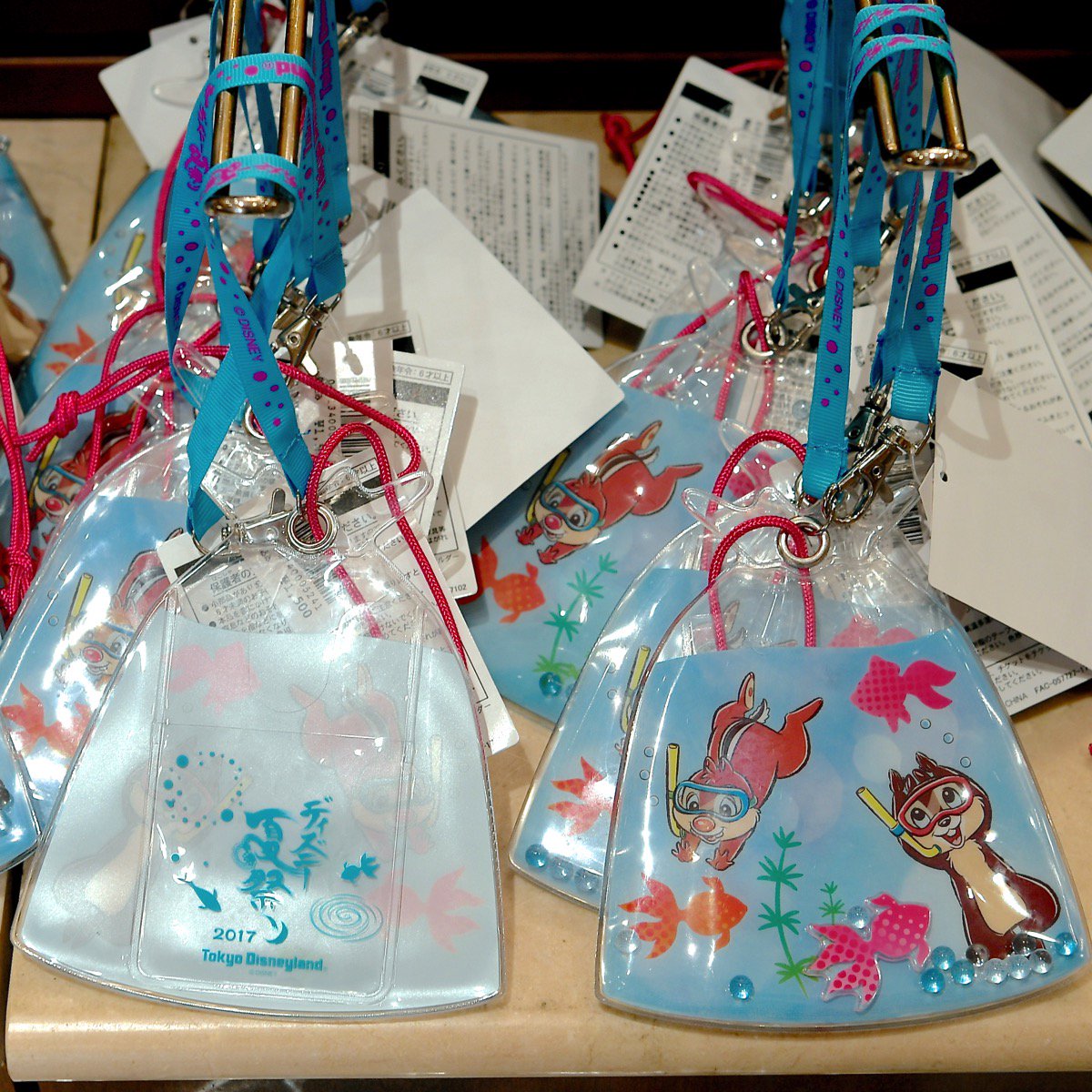Mezzomikiのディズニーブログ Na Twitteru 縁日モチーフのチップ デール 東京ディズニーランド ディズニー夏祭り 17 スペシャルグッズ パスケース スマートフォンケース 防水ケースの3種類が本日より発売されました 詳しくは T Co V3myfllwzc