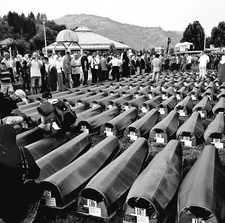 Yine 11 Temmuz Dünyanın gözü önünde Srebrenica katliamı..  
Dün orda bugün Ortadoğu da Suriye de Irak ta yarın başka yerde..