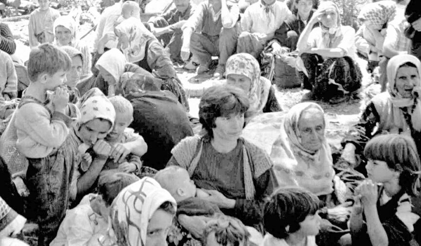 Siyah_Hnm's tweet photo. "Çocukları küçük kurşunla öldürürler dimi"
#Srebrenica 

"Herşeyi Allah a söylicem"
#Suriye 

Katilin soyu devam etti,ediyor!
#HabilKabil https://t.co/qQWTXsrhyX