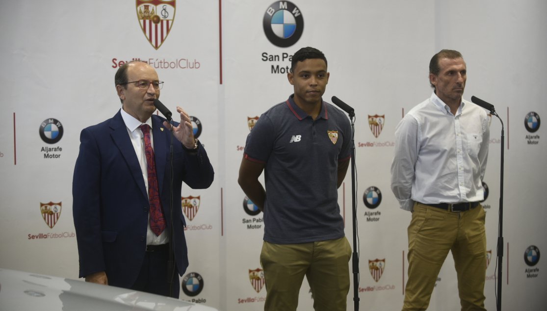SevillaFC's tweet photo. José Castro, sobre @VitoloMachin: "El acuerdo con el jugador esta cerrado por escrito" #SevillaFC

➡️ https://t.co/XmqflsuvA5 https://t.co/XvZdZvw8Bg
