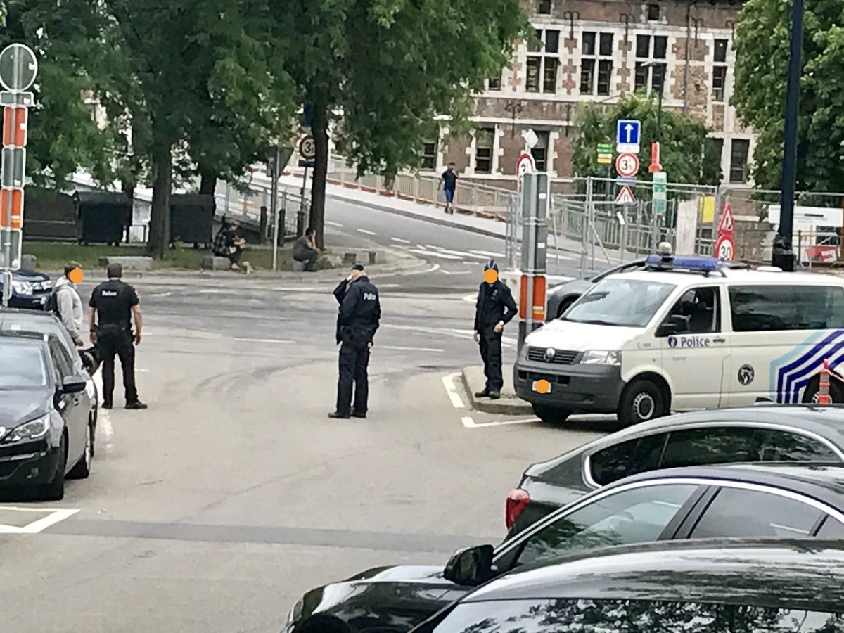 Un jeune homme faisait la manche devant le PW. <a href="/prevotmaxime/">Maxime PREVOT</a> sort et lui signale qu'il est en infraction. 5 minutes après, la police arrive.