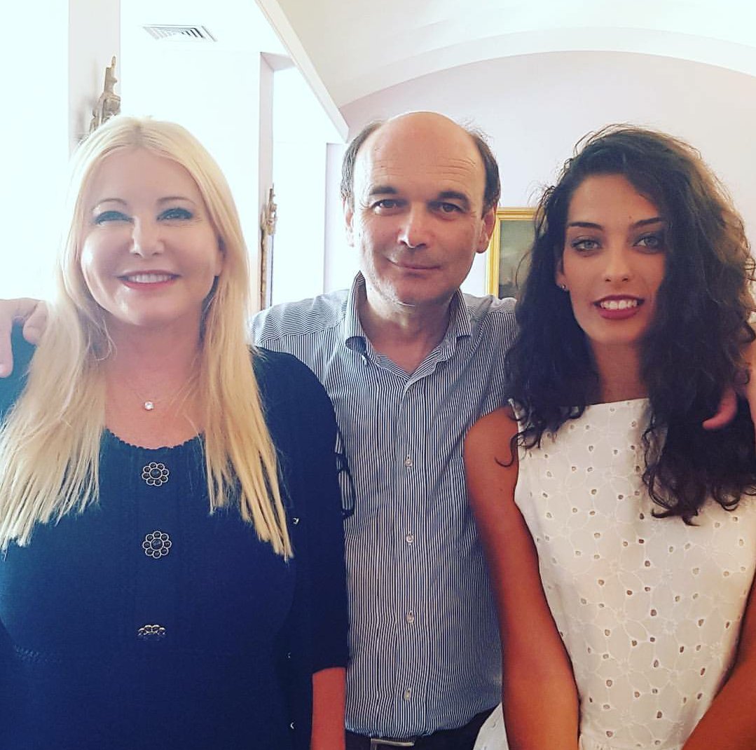 promovieteam's tweet photo. Il curatore @ugoditullio  e l' autrice e coordinatrice team @94_ary  con @MonikaBacardi  a @IschiaGlobalFes  #promovie #IschiaGlobalFest https://t.co/6TIcT85x9y
