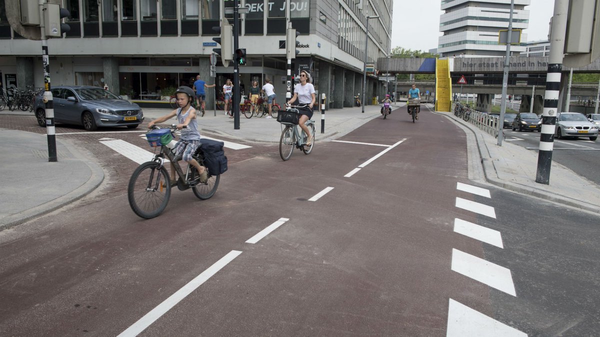 Rode loper gaat uit voor #fietsers op #Schiekade. Drukke Noord-Zuidroute wordt comfortabeler, sneller en #veiliger bit.ly/2sH4Q8x