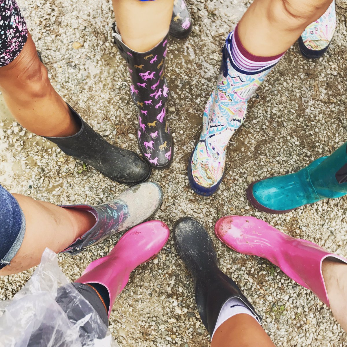 MichelleGiovano's tweet photo. #CountryConcert17 #rainboots @country_concert @OldDominion @ChaseRiceMusic @jakeowen https://t.co/v5lLf93FdR